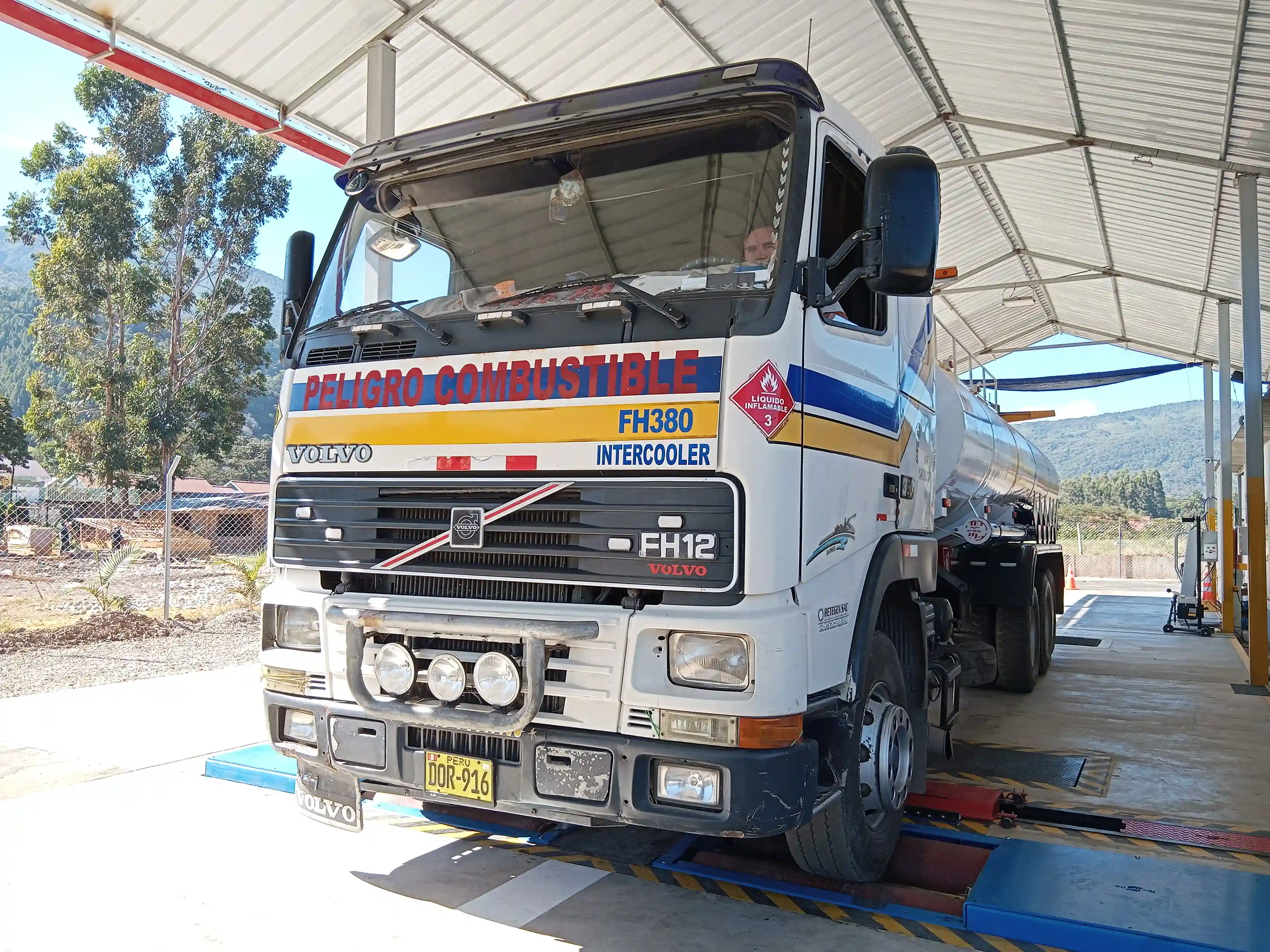 Taller de Inspección Técnica Vehicular – Vehículo Categoría N Auto esperando la Inspección Técnica en Revisiones Técnicas de la Selva Central