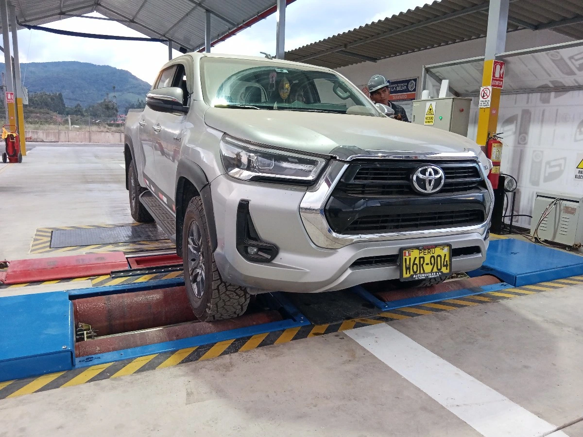 Foto del área de revisión técnica para vehículos mixtos Área de revisión técnica de línea mixta con personal técnico de VTA