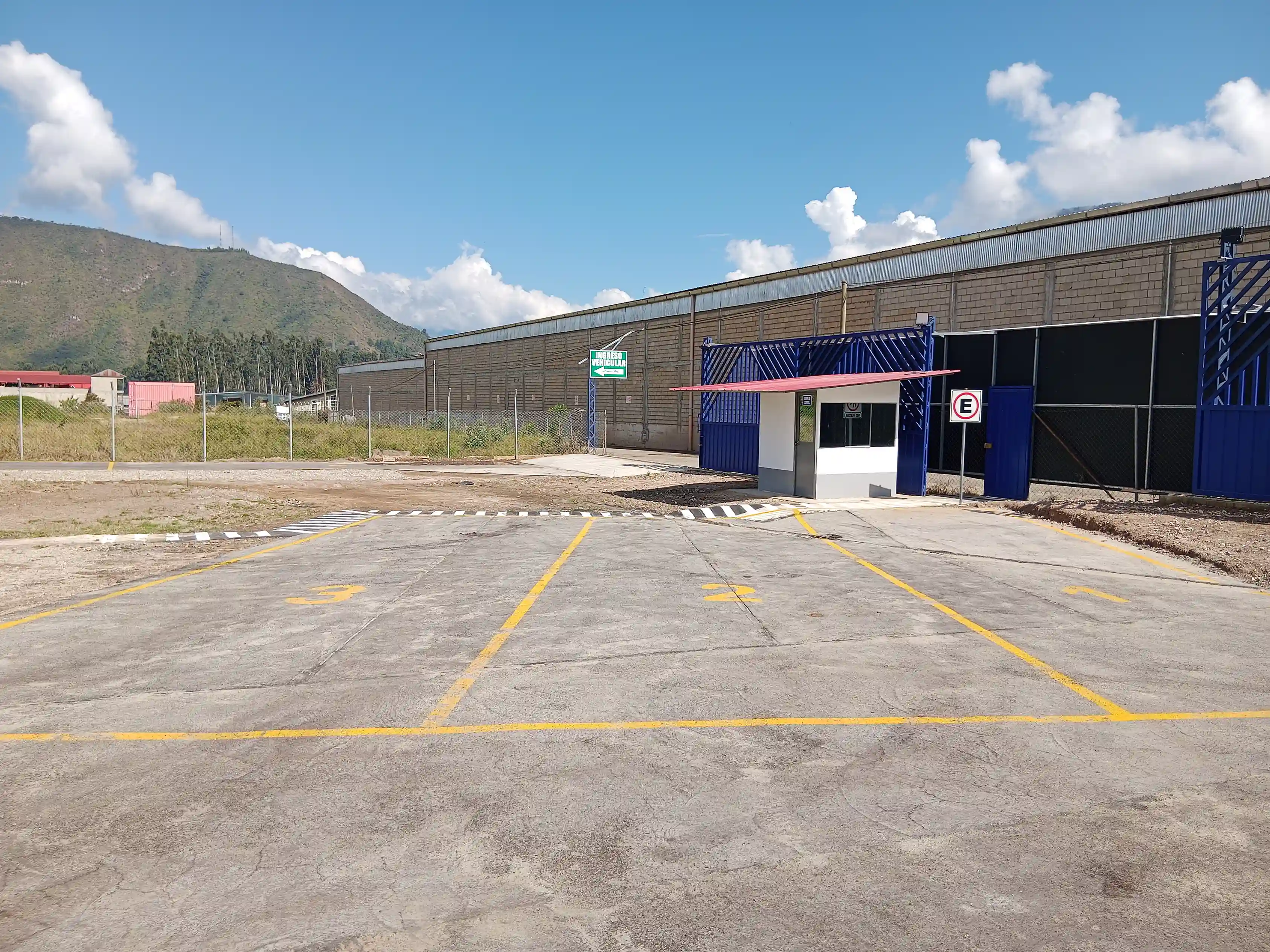 Estacionamiento de Revisiones Técnicas de la Selva Central Foto de estacionamiento de centro de inspección técnica de Oxapampa