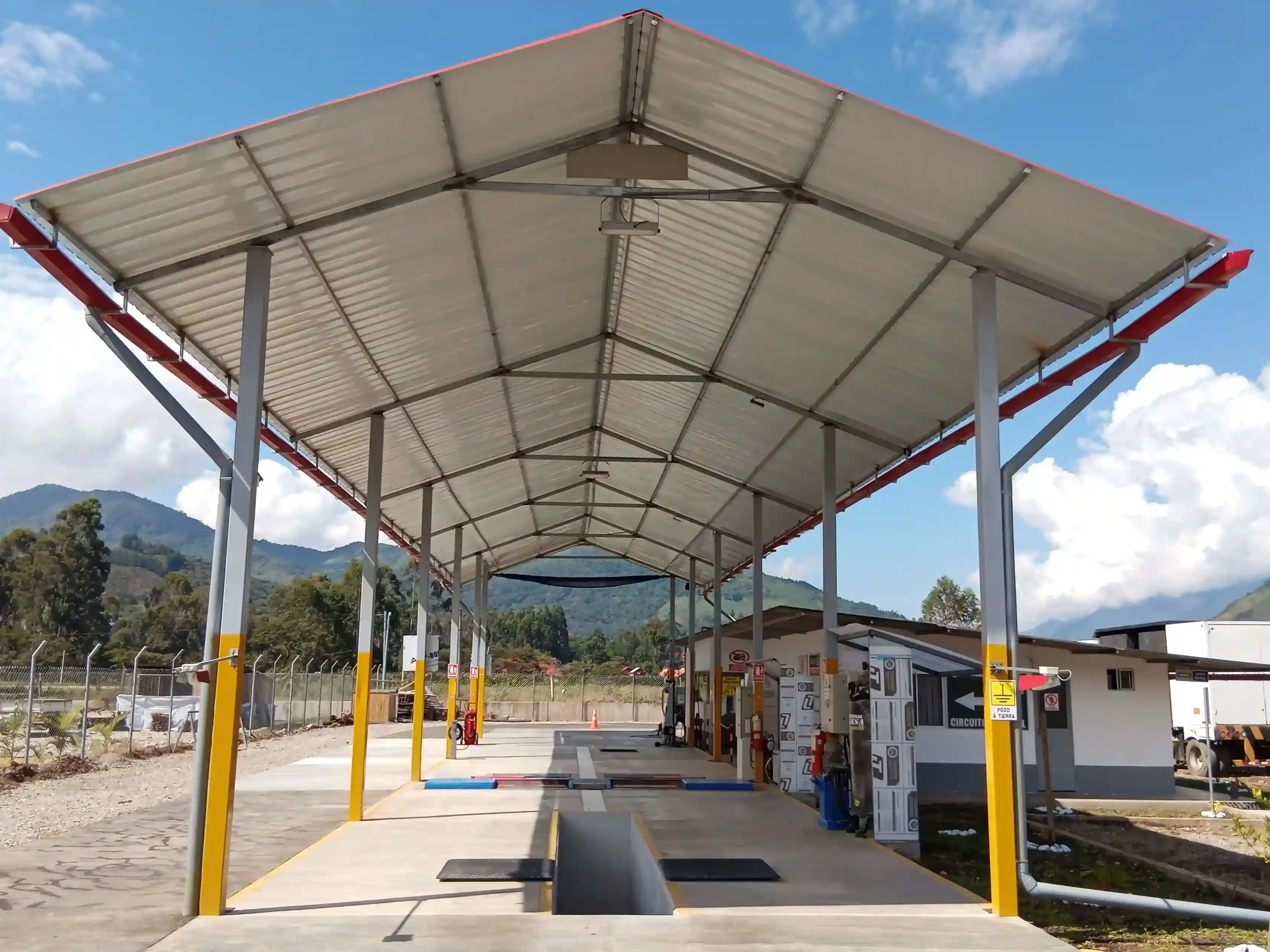 Nuestro taller Foto del taller con equipos de inspección técnica