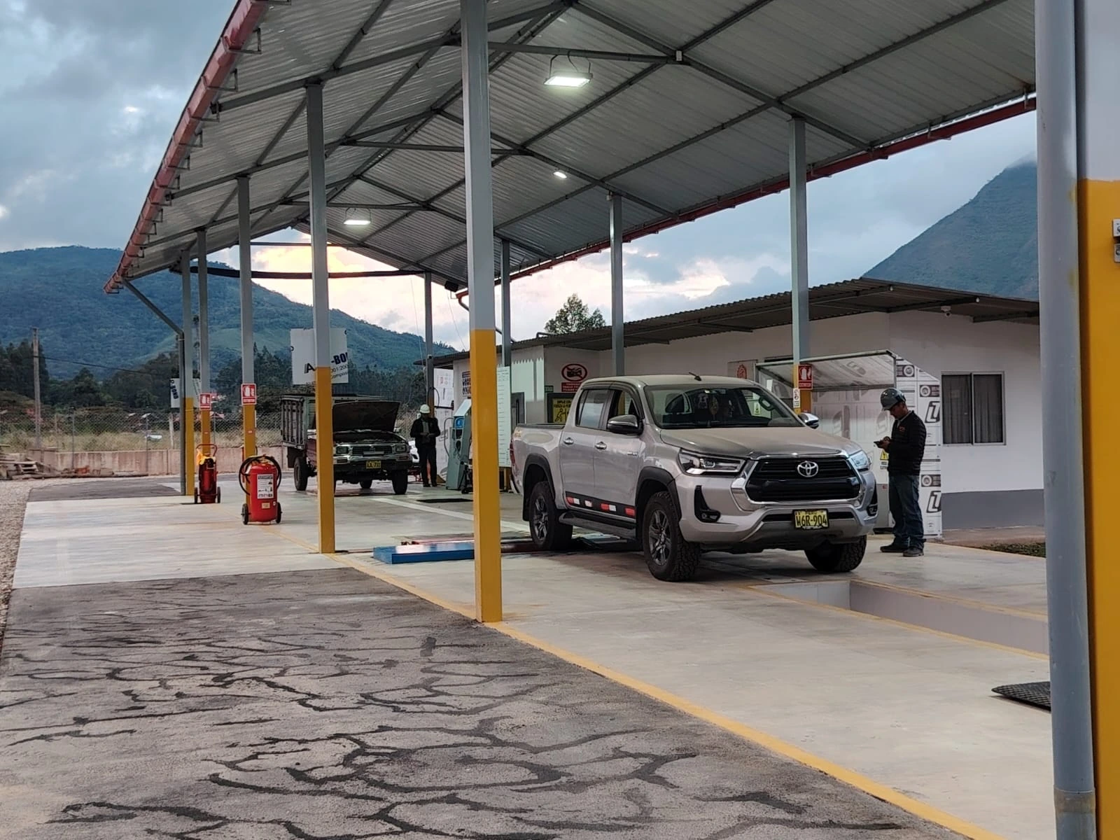 Vehículo siendo evaluado para obtener certificado técnico Vehículo durante inspección técnica vehicular