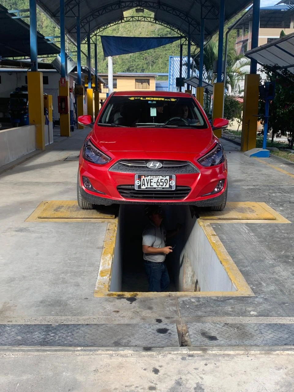 Taller de Inspección Técnica Vehicular – Vehículo Categoría M Técnico de RT Selva Central realizando la inspección técnica con atención personalizada