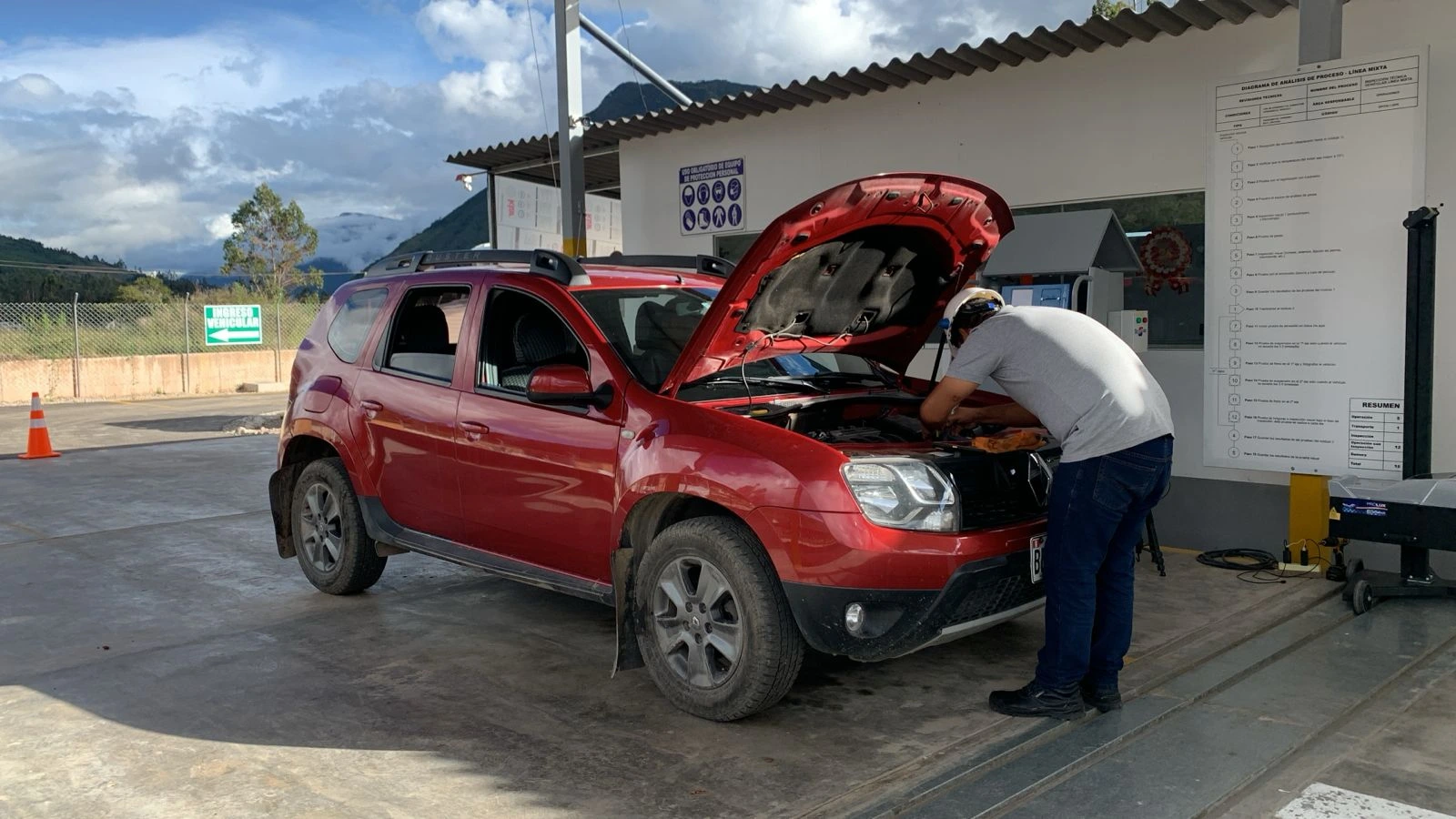Inspección técnica vehicular en curso Proceso de revisión técnica vehicular en ejecución