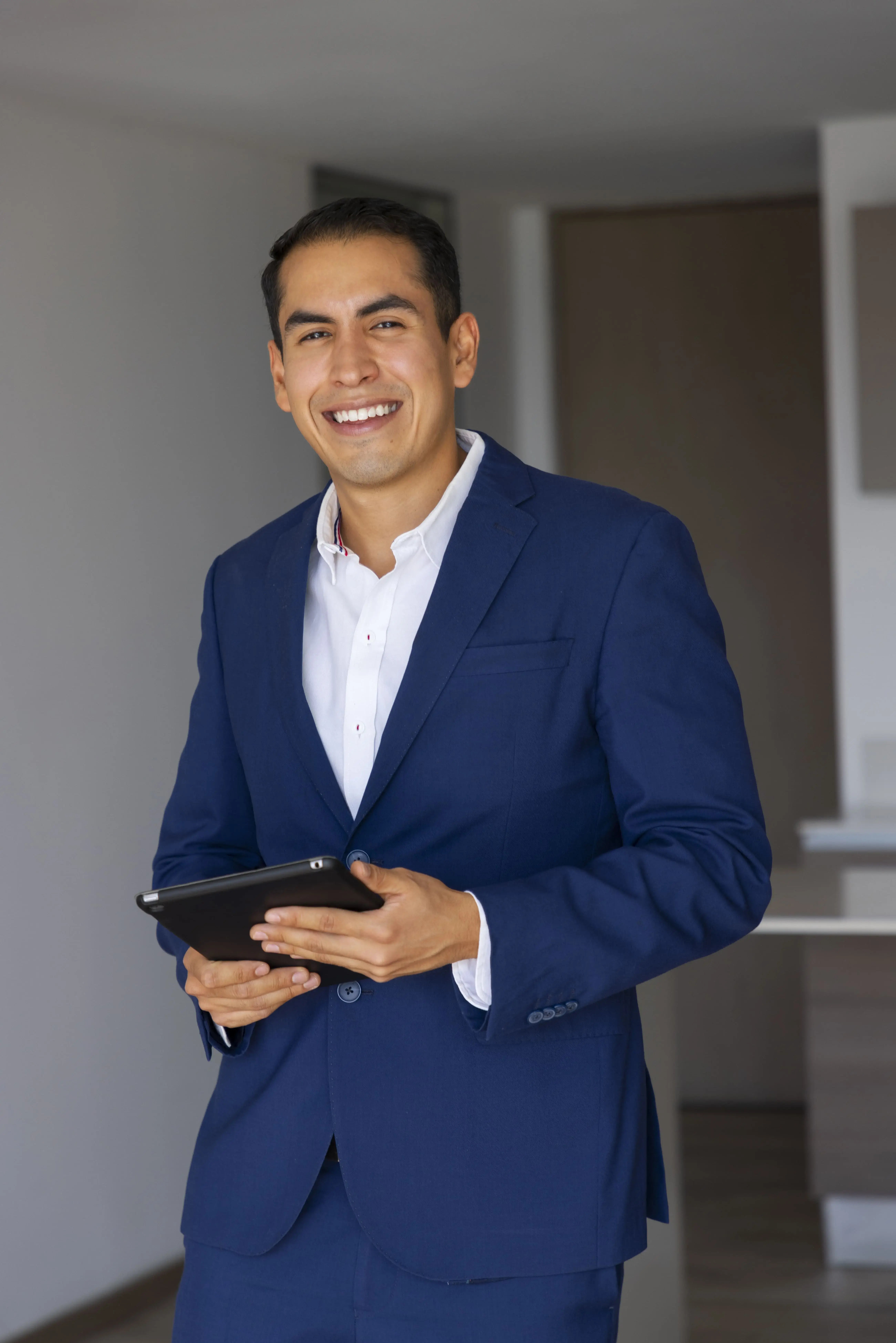 Las oficinas son cómodas y la atención al cliente es muy cordial. El trámite fue rápido y sin complicaciones. Luis Ramírez